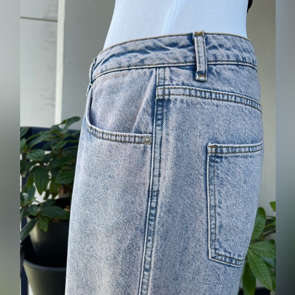 NA-KD FASHION MID-RISE WIDE LEG OVERSIZED JEANS WITH SLITS IN BLUE- PINK COLOR - Picture 6 of 17